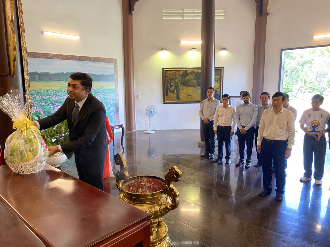 Đoàn tham dự Hội nghị hợp tác giữa Ấn độ và tỉnh Đồng Tháp năm 2023  đến viếng, dâng hương tại Khu Di tích Nguyễn Sinh Sắc