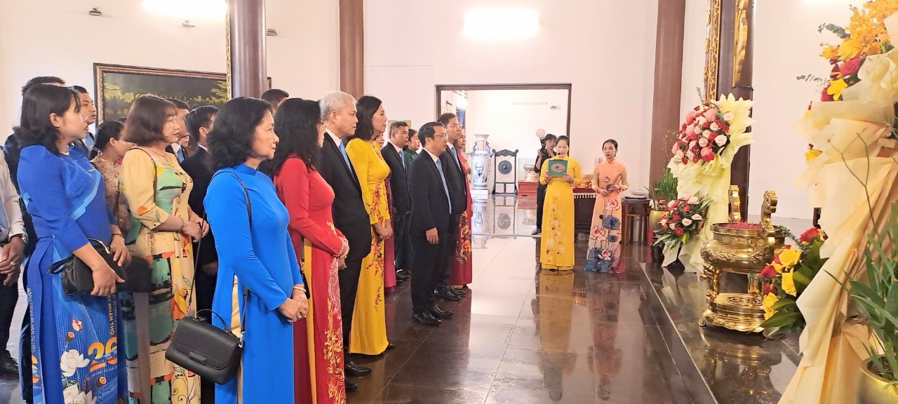 Đoàn Tổng công ty Bảo Việt Nhân Thọ đến viếng, dâng hoa quả, dâng hương tưởng niệm Cụ Phó bảng Nguyễn Sinh Sắc