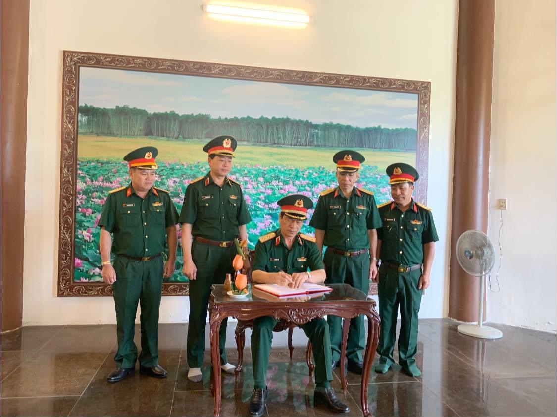 Đoàn Công tác của Học viện Quốc phòng đến viếng, dâng hương Cụ Phó bảng Nguyễn Sinh Sắc.