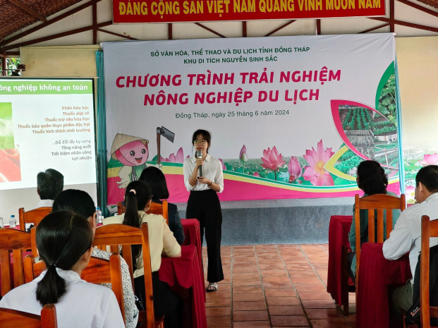 Học sinh Trường THCS Nguyễn Minh Trí hào hứng trải nghiệm công việc nhà nông tại Khu Di tích Nguyễn Sinh Sắc