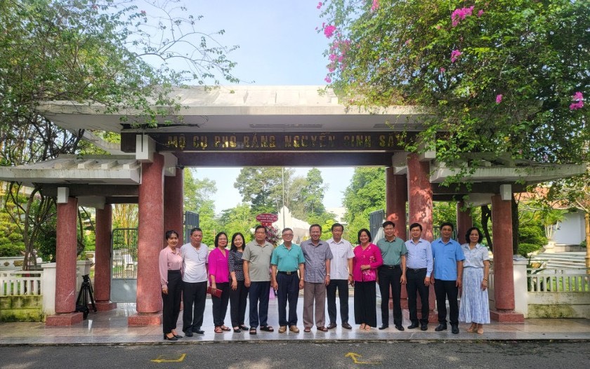 Đoàn Công tác của Viện Kinh tế Văn hoá đến viếng, dâng hương Cụ Phó bảng Nguyễn Sinh Sắc