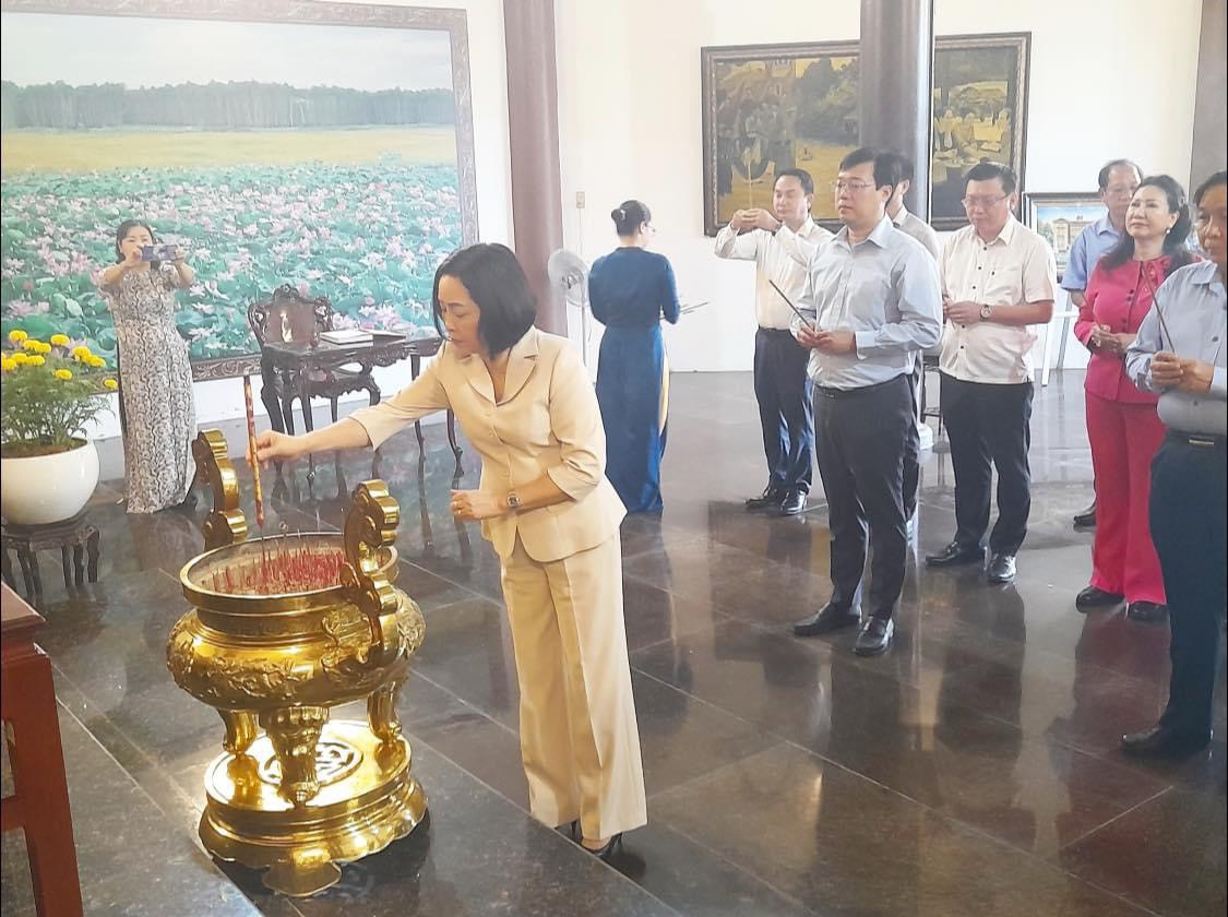 Đoàn Ban Công tác đại biểu viếng, dâng hương Cụ Phó bảng Nguyễn Sinh Sắc