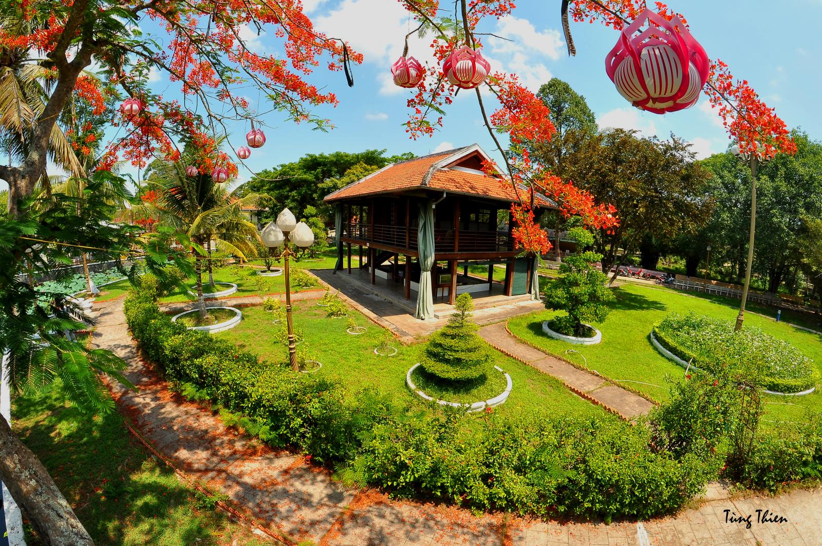 Tháng năm nhớ Bác về thăm mô hình Nhà sàn Bác Hồ tại Khu Di tích Nguyễn Sinh Sắc