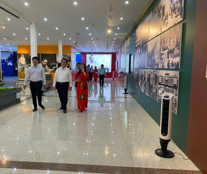 Ứng dụng công nghệ thông tin tại nhà trưng bày Chủ tịch Hồ Chí Minh với Cách mạng Việt Nam trong khuôn viên Khu Di tích Nguyễn Sinh Sắc