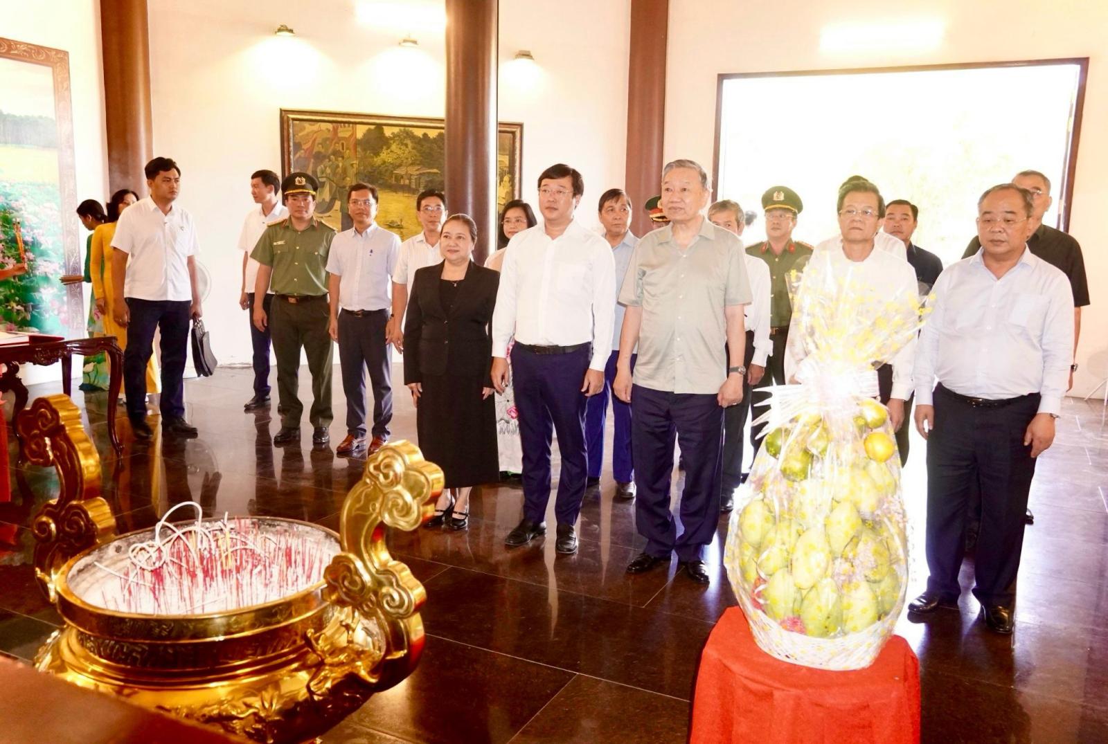 Chủ tịch nước Tô Lâm viếng, dâng hương Cụ Phó bảng Nguyễn Sinh Sắc tại Thành phố Cao Lãnh, tỉnh Đồng Tháp
