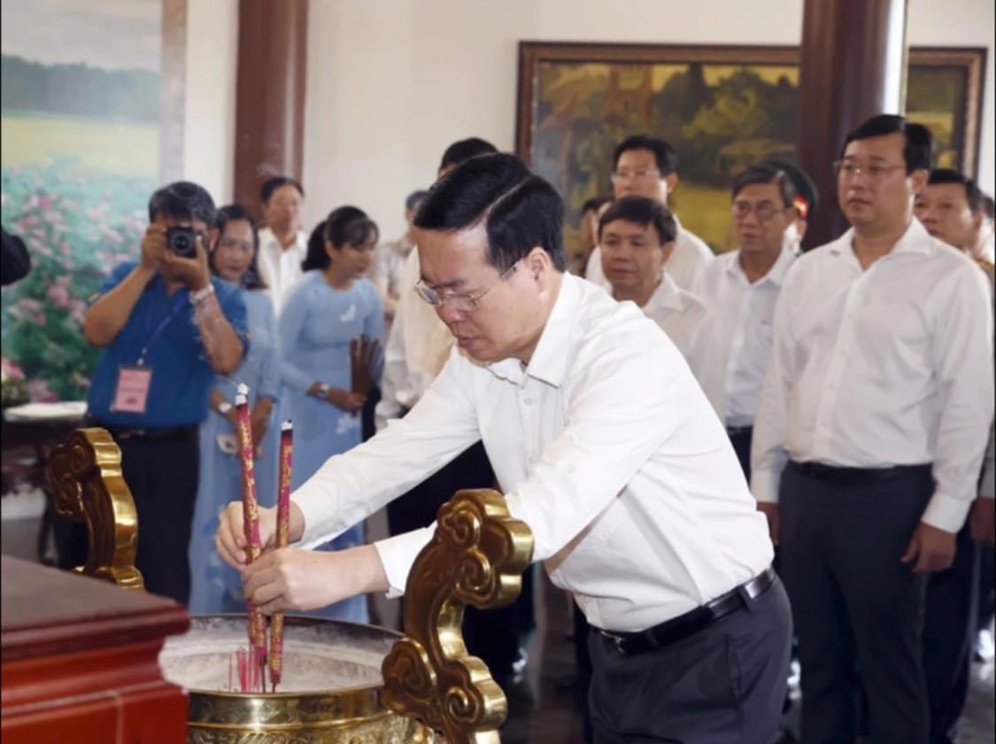 Chủ tịch nước Võ Văn Thưởng viếng, dâng hương Cụ Phó bảng Nguyễn Sinh Sắc