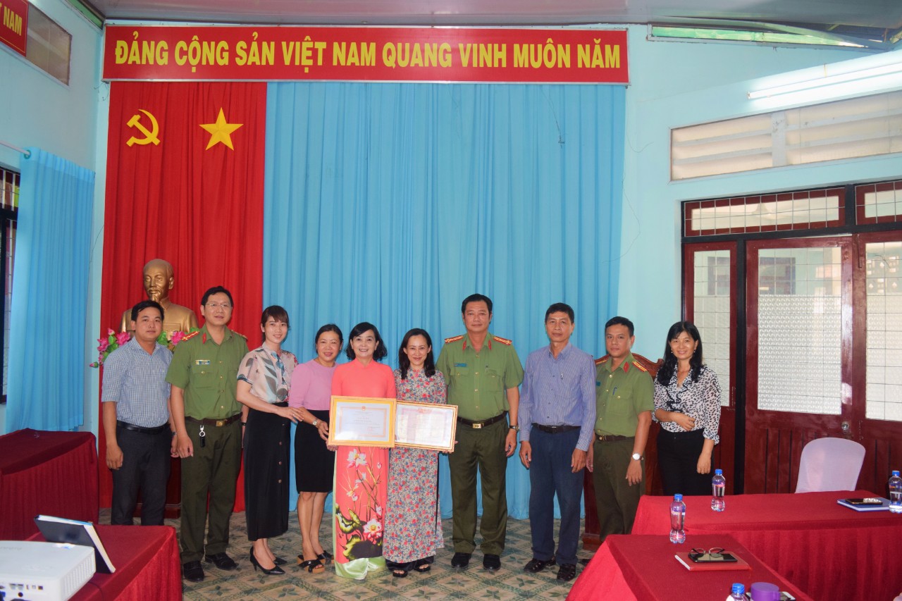 Khu di tích Nguyễn Sinh Sắc nhận Bằng khen của UBND Tỉnh  về thành tích xuất sắc trong phong trào thi đua  “Toàn dân bảo vệ An ninh Tổ Quốc”