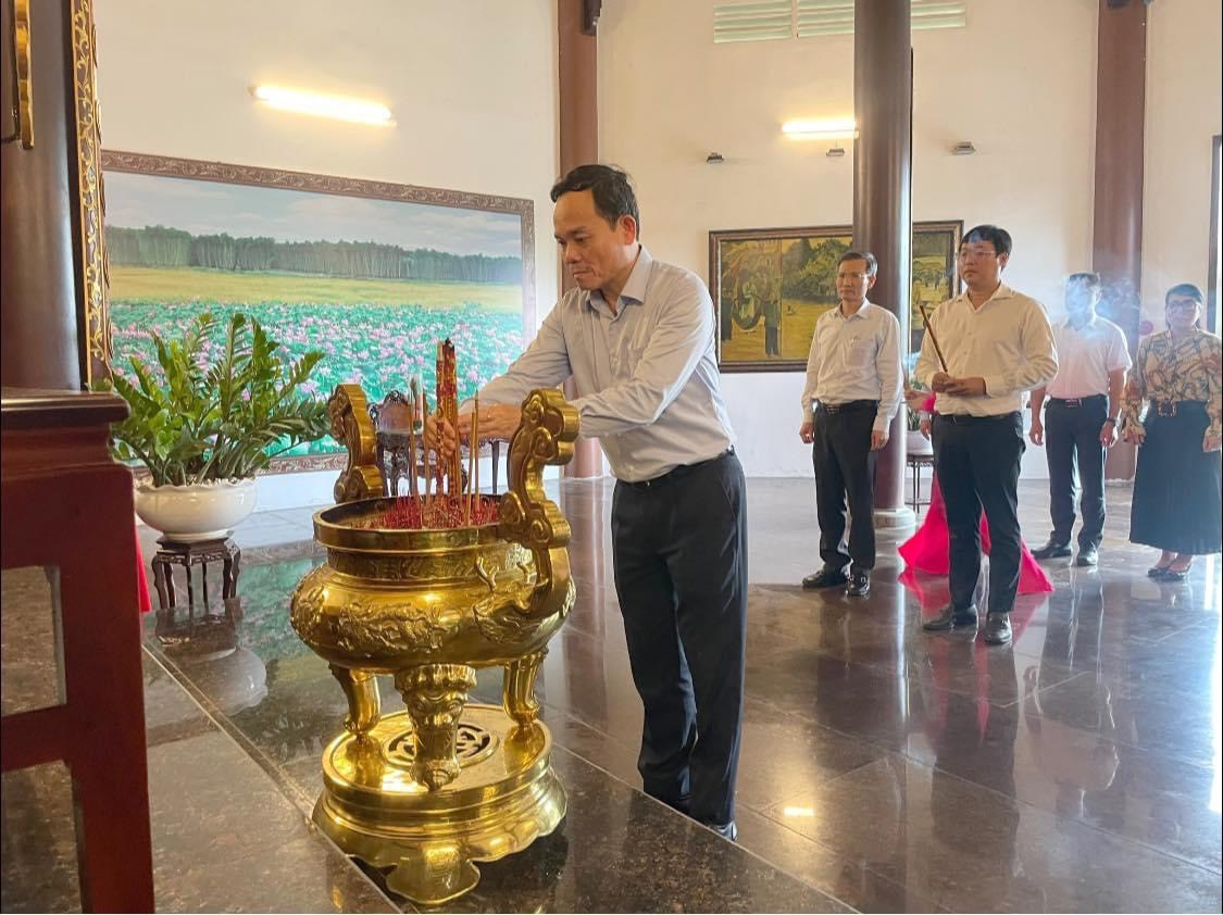 Phó Thủ tướng Chính phủ Trần Lưu Quang  đến viếng, dâng hương Cụ Phó bảng Nguyễn Sinh Sắc