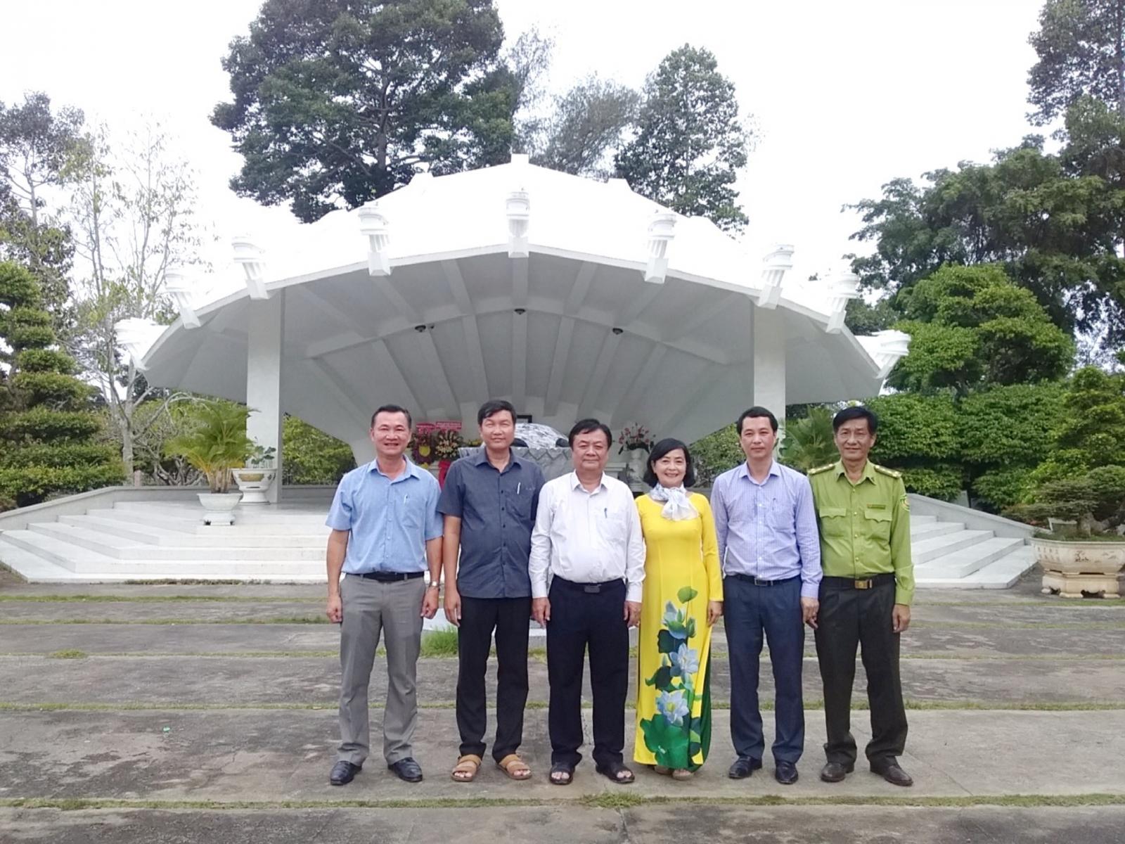 Bộ trưởng Bộ Nông nghiệp và Phát triển Nông thôn Lê Minh Hoan dâng hương cụ Phó bảng Nguyễn Sinh Sắc và trồng cây lưu niệm tại di tích