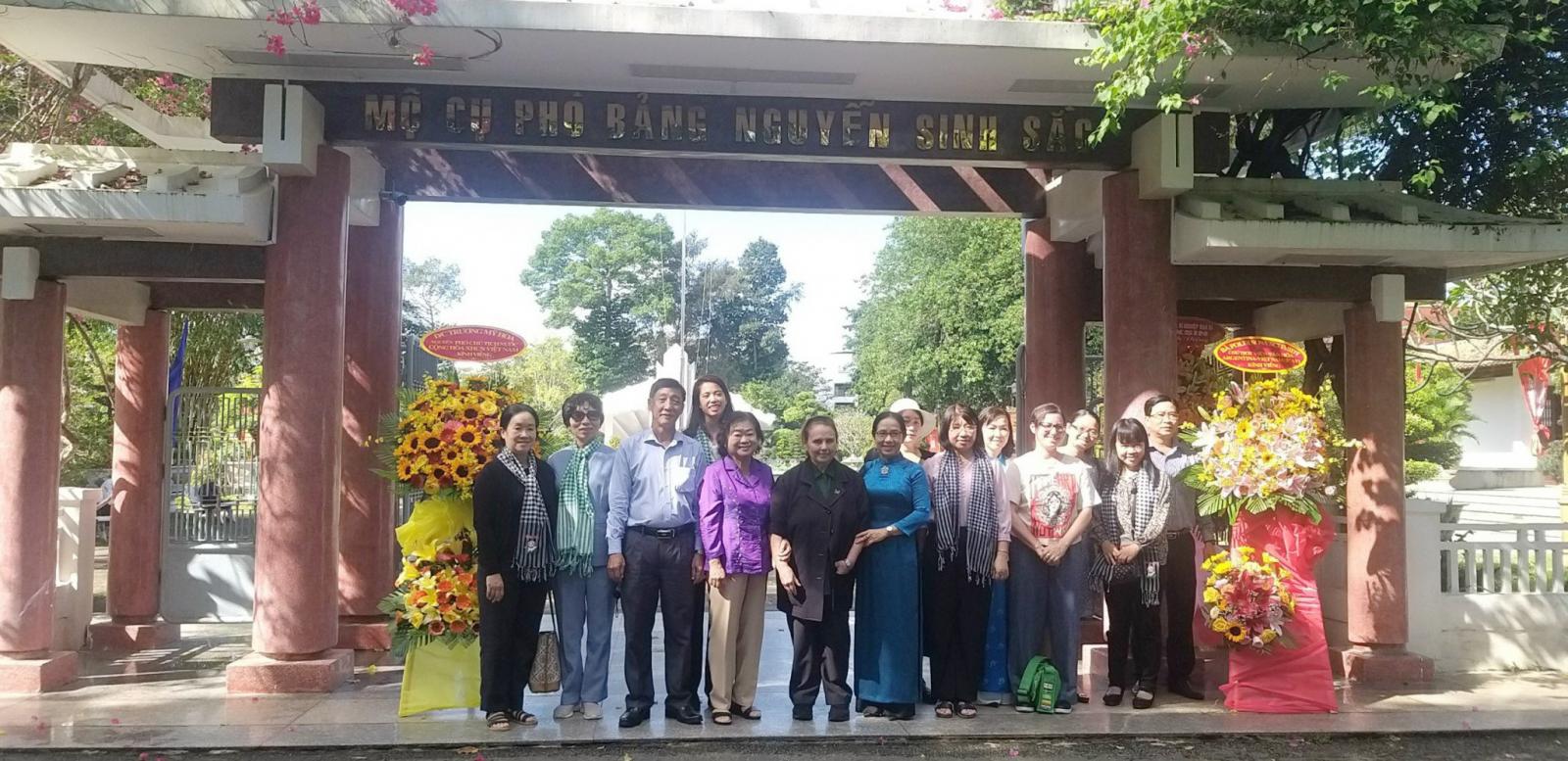 Đoàn Viện Văn hoá Argentina - Việt Nam đến viếng dâng hương mộ cụ Phó bảng Nguyễn Sinh Sắc