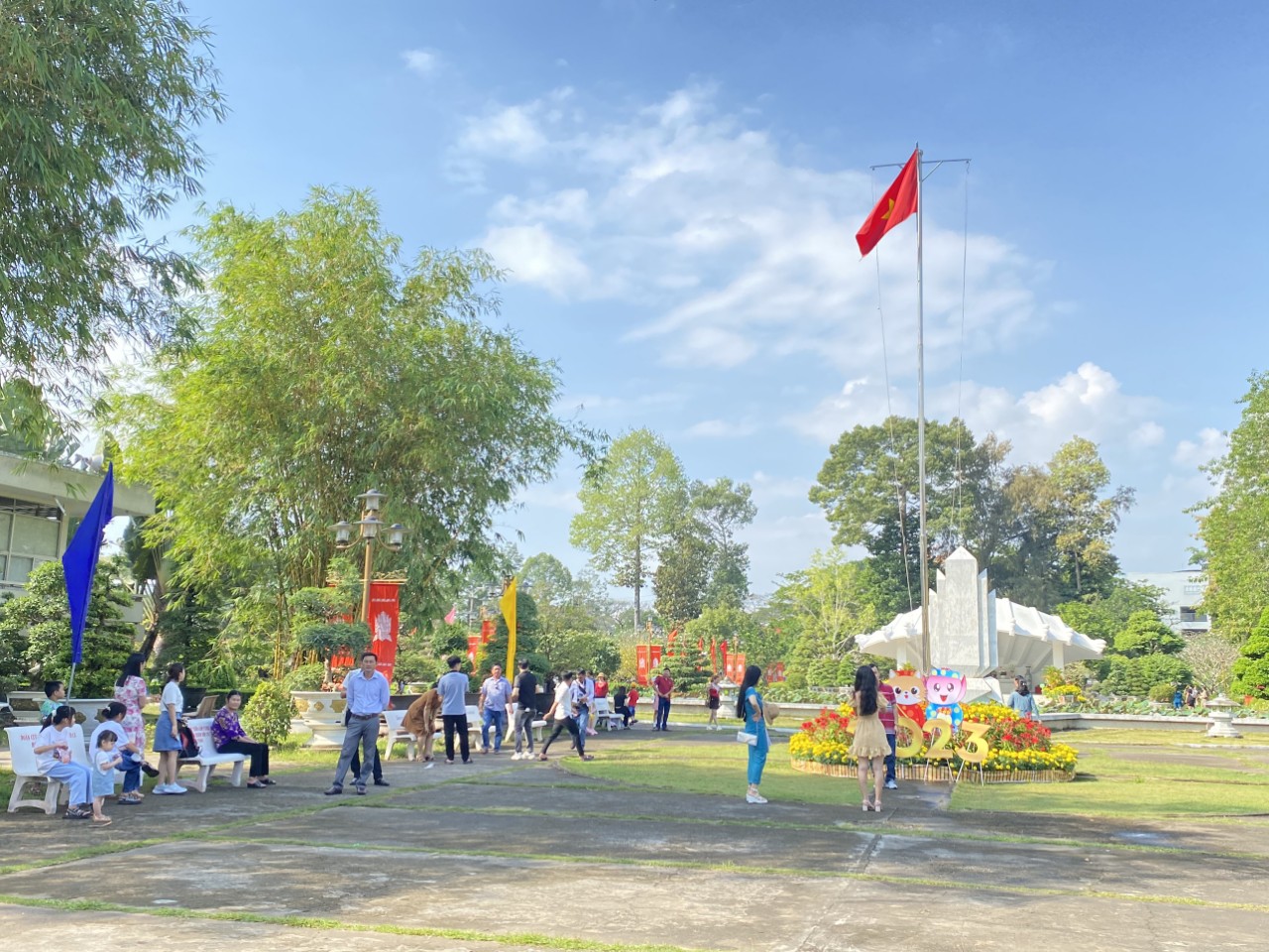 Trên 8.000 lượt du khách đến viếng, dâng hương và tham quan Khu Di tích Nguyễn Sinh Sắc dịp Tết Nguyên Đán Quý Mão năm 2023