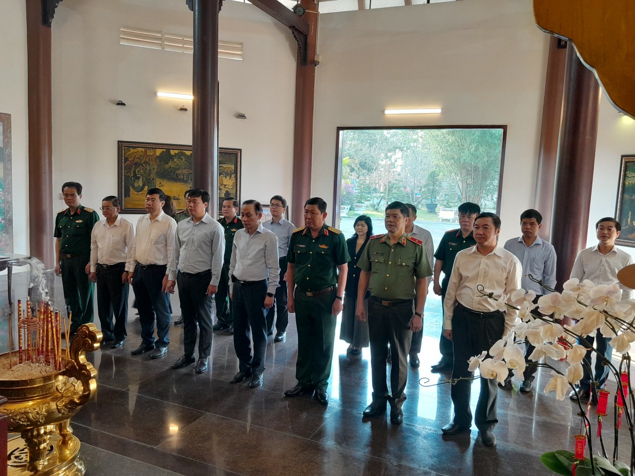 Đoàn các cơ quan Trung ương công tác tại Đồng Tháp đến viếng Khu Di tích Nguyễn Sinh Sắc