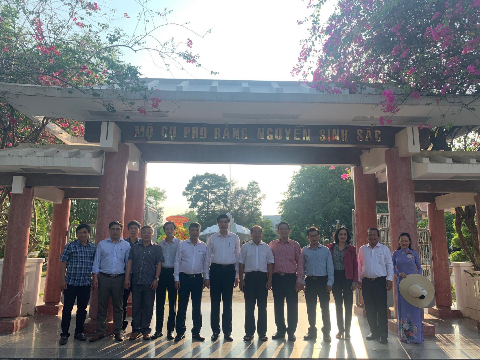 Đoàn công tác UBND tỉnh Bình Định viếng dâng hương Cụ Phó bảng Nguyễn Sinh Sắc