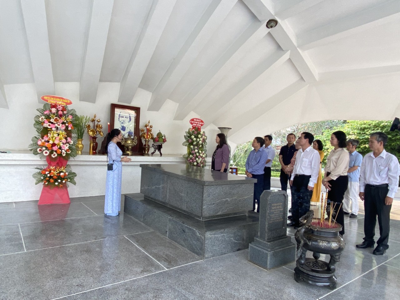 Đoàn công tác Ủy ban Tư pháp của Quốc Hội viếng mộ cụ Phó bảng Nguyễn Sinh Sắc